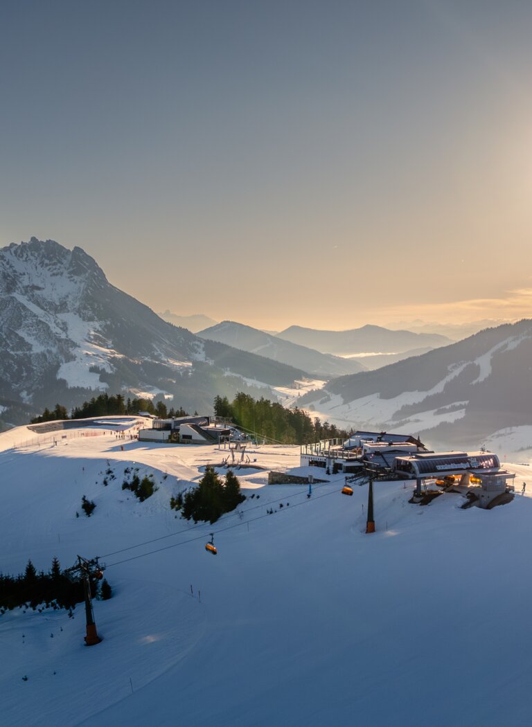 Verschneites Skigebiet am Hochkönig mit Liftanlagen, Gondeln und Bergstation im hellen Morgenlicht | © Hochkönig Bergbahnen GmbH